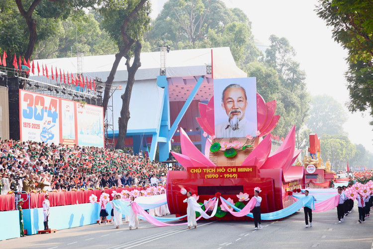 Sáng 30/4/2025, Lễ kỷ niệm, diễu binh, diễu hành cấp quốc gia 50 năm Ngày Giải phóng miền Nam, thống nhất đất nước (30/4/1975 - 30/4/2025) được tổ chức trọng thể tại tuyến đường Lê Duẩn (Quận 1) và một số tuyến đường trung tâm ở TP.HCM. Ảnh: Song Lê & Lê Tiên