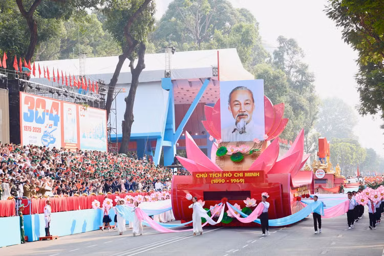 Sáng 30/4/2025, Lễ kỷ niệm, diễu binh, diễu hành cấp quốc gia 50 năm Ngày Giải phóng miền Nam, thống nhất đất nước (30/4/1975 - 30/4/2025) được tổ chức trọng thể tại tuyến đường Lê Duẩn (Quận 1) và một số tuyến đường trung tâm ở TP.HCM. Ảnh: Song Lê & Lê Tiên