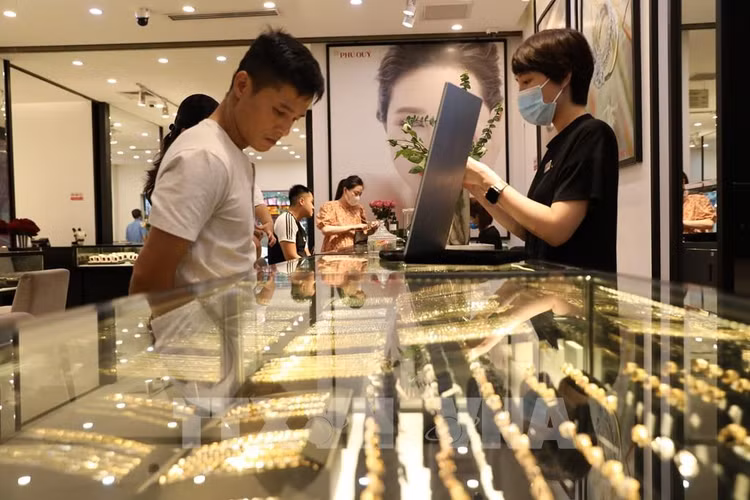 Trong ảnh: Giao dịch vàng tại Công ty Vàng bạc Đá quý Phú Quý. Ảnh: Ảnh: Danh Lam - TTXVN