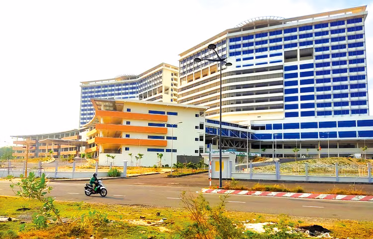 Bệnh viện Đa khoa tỉnh Bình Dương với tổng vốn đầu tư khoảng 2.300 tỷ đồng, được triển khai xây dựng gần 10 năm nhưng vẫn chưa thể đưa vào hoạt động. Ảnh: Lê Công Ảnh