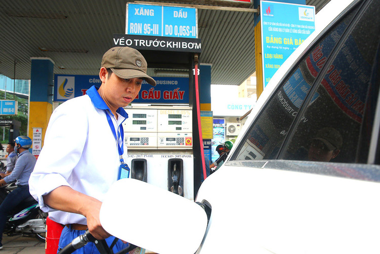 Thị trường xăng dầu trong nước có sự biến động về giá, thiếu hụt nguồn cung, đứt gãy chuỗi cung ứng cục bộ. Ảnh: Lê Tiên