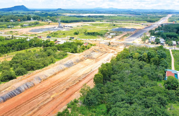 Dự án thành phần đoạn Chí Thạnh - Vân Phong thuộc cao tốc Bắc - Nam phía Đông giai đoạn 2021 - 2025 có tổng mức đầu tư 10.733,606 tỷ đồng với chiều dài tuyến 48,052 km. Ảnh minh họa: Lê Tiên