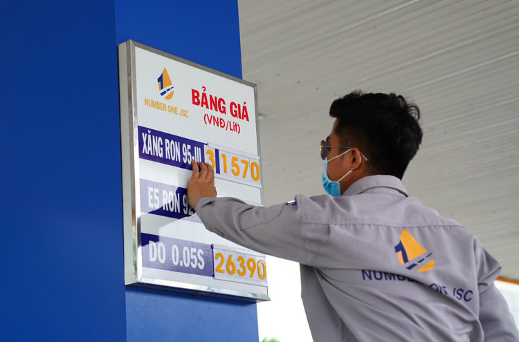 Thuế bảo vệ môi trường đối với xăng (trừ etanol) giảm từ 2.000 đồng/lít xuống mức sàn 1.000 đồng/lít, nhiên liệu bay giảm từ 1.500 đồng/lít xuống mức sàn 1.000 đồng/lít. Ảnh: Độc Lập