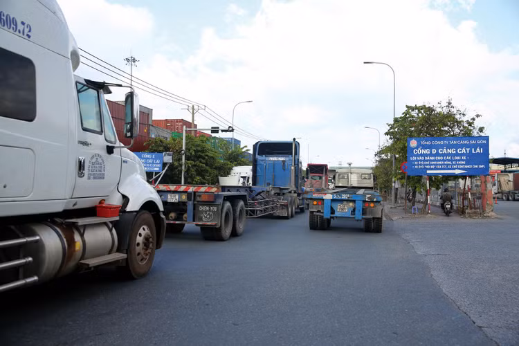 Lưu lượng xe container lưu thông trên các tuyến đường ra vào cảng Cát Lái rất lớn dẫn tới tình trạng ùn tắc nghiêm trọng. Ảnh: Lê Tiên