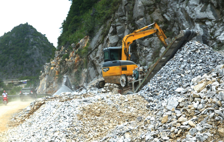 Nhóm vật liệu xây dựng, đặc biệt là ngành đá xây dựng sẽ được hưởng lợi trực tiếp từ việc đẩy mạnh đầu tư kết cấu hạ tầng. Ảnh: Nhã Chi