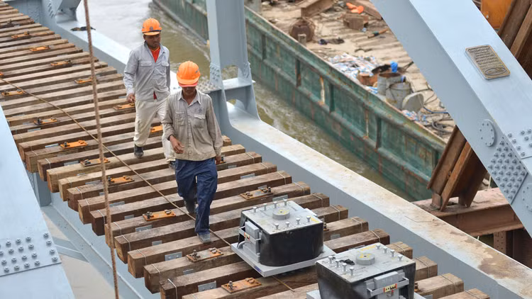 Dự án Cải tạo, nâng cấp các cầu yếu và gia cố trụ chống va xô trên tuyến đường sắt Hà Nội - TP.HCM có tổng mức đầu 1.949 tỷ đồng. Ảnh: Quang Tuấn