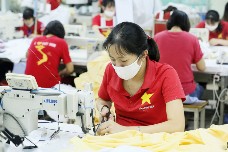 Một số đại biểu Quốc hội đề xuất tăng mức giảm thuế VAT hoặc kéo dài thời gian thực hiện tới giữa năm 2024 để hỗ trợ doanh nghiệp. Ảnh: Huyền Trang