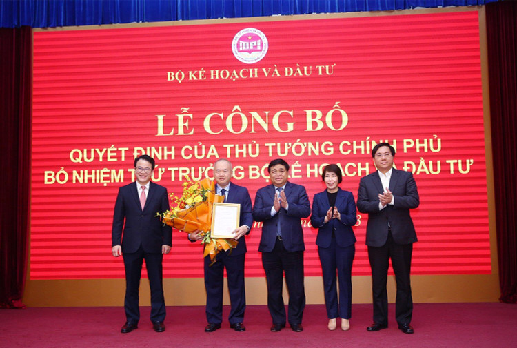 Bộ trưởng Nguyễn Chí Dũng cùng các thứ trưởng Bộ Kế hoạch và Đầu tư chúc mừng ông Đỗ Thành Trung được giao trọng trách mới. (Ảnh Lê Tiên).