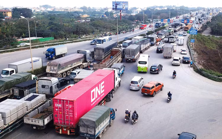 Sự mất cân đối giữa các loại hình vận tải gây sức ép lớn lên kết cấu hạ tầng đường bộ. Ảnh: Lê Tiên