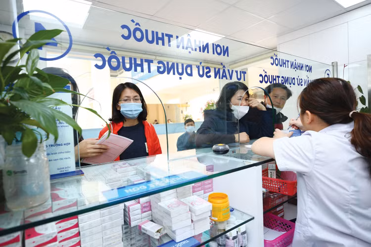 Luật Đấu thầu 2023 cho phép cơ sở y tế được mua thuốc không thuộc danh mục chi trả của quỹ bảo hiểm y tế và vắc xin dịch vụ. Ảnh: Tiên Giang