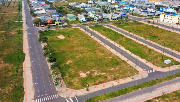 Thời gian qua, nhiều gói thầu lựa chọn đơn vị, tổ chức thực hiện bán đấu giá quyền sử dụng đất được phê duyệt kế hoạch lựa chọn nhà thầu là gói thầu dịch vụ phi tư vấn. Ảnh: Nhã Chi