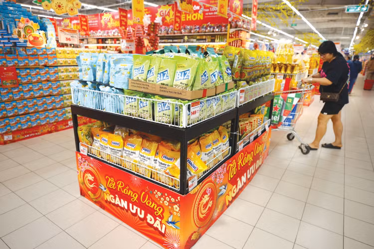 Chính sách giảm thuế giá trị gia tăng 2% góp phần kích cầu tiêu dùng, hỗ trợ doanh nghiệp duy trì đà phục hồi và thúc đẩy hoạt động sản xuất, kinh doanh. Ảnh: Tiên Giang