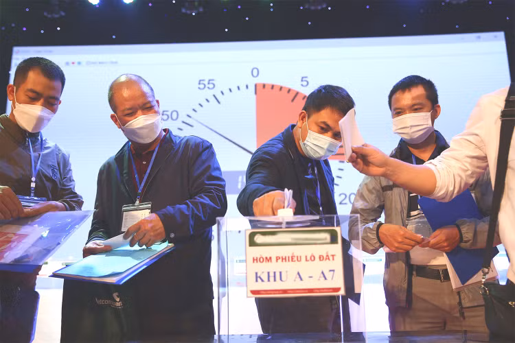 Có ý kiến cho rằng việc tính điểm “mức chênh lệch trung bình giữa giá trúng đấu giá so với giá khởi điểm” sẽ không đánh giá được năng lực thực sự của các tổ chức đấu giá tài sản. Ảnh minh họa: Tiên Giang