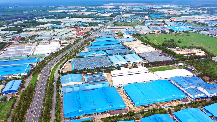 Việc triển khai các chính sách miễn, giảm thuế, phí, lệ phí, tiền thuê đất đã tháo gỡ khó khăn, tạo đà cho doanh nghiệp và người dân khôi phục sản xuất, kinh doanh. Ảnh: Lê Tiên