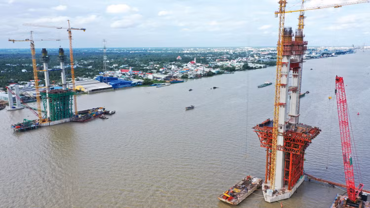 Khung khổ pháp lý về đấu thầu ngày càng hoàn thiện, bao quát được đòi hỏi thực tiễn về công tác đấu thầu của các gói thầu hỗn hợp, cung cấp thiết bị và thi công công trình. Ảnh: Lê Tiên