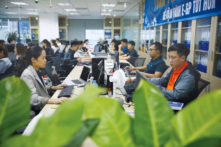 Thông tin về các khâu của quá trình lựa chọn nhà thầu đều được công khai toàn diện trên Hệ thống mạng đấu thầu quốc gia. Ảnh: Lê Tiên