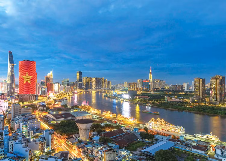 Giữa một thế giới đa cực bề bộn, nhiều biến động của năm 2024, kinh tế Việt Nam ổn định và tăng trưởng vượt 7%, là nền tảng thuận lợi để bước vào năm 2025 với khát vọng tăng trưởng 2 con số. Ảnh: Minh Trí