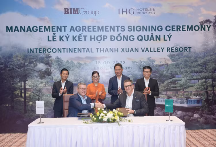Ông Paul Cunningham - đại diện IHG® Hotels & Resorts và ông Adam Riley - đại diện BIM Group tại lễ ký kết. Thỏa thuận hợp tác được hoàn thành với sự tư vấn từ phía đối tác Ark Capital Partners.