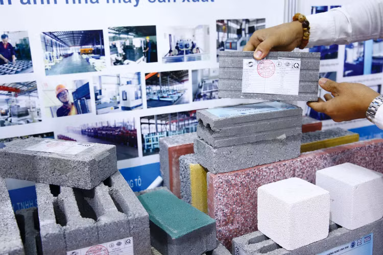 Ngành công nghiệp vật liệu xây dựng giữ vai trò quan trọng trong nền kinh tế, đóng góp khoảng 6,5 - 7% vào GDP của Việt Nam. Ảnh: Tiên Giang