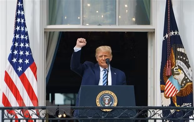 Tổng thống Mỹ Donald Trump phát biểu trước những người ủng hộ tại Nhà Trắng ở Washington, DC ngày 10/10/2020. (Ảnh: AFP/TTXVN)