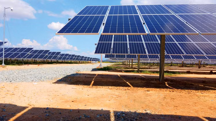 Hệ thống trục xoay, giá đỡ tại Dự án Điện mặt trời Thiên Tân Solar Ninh Thuận có thể tự động xoay 65 độ, đón tối đa ánh nắng mặt trời