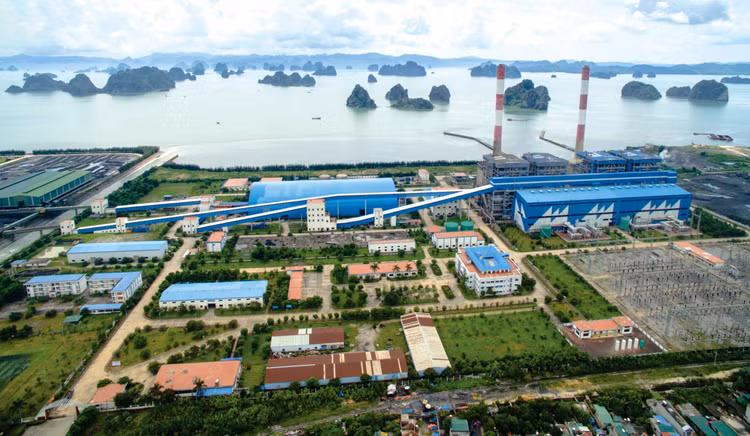 Nhà máy Nhiệt điện Cẩm Phả nằm bên vịnh Bái Tử Long nên công tác bảo vệ môi trường được quan tâm đặc biệt