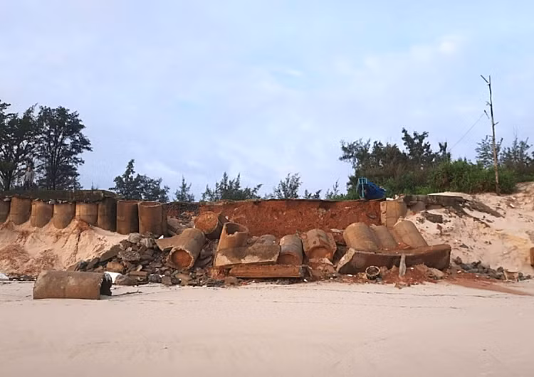 Công ty TNHH Xây dựng tổng hợp Thắng Lợi trúng 2 gói thầu xây lắp thuộc Dự án Khắc phục khẩn cấp sạt lở bờ biển phường Quảng Phúc, thị xã Ba Đồn, tỉnh Quảng Bình. Ảnh: NC st