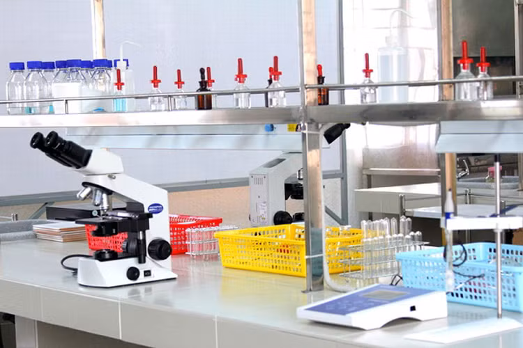 Gói thầu số 3 Thiết bị thí nghiệm lý hóa sinh Trường THCS Cao Thắng (TP. Vĩnh Long) thu hút 3 nhà thầu tham dự sau khi điều chỉnh hồ sơ mời thầu. Ảnh minh họa: Nhã Chi