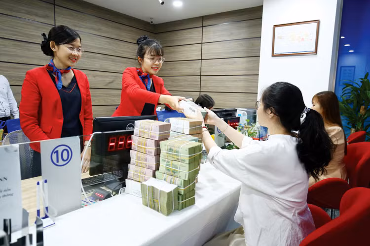 Từ ngày 25/10, lãi suất điều hành, lãi suất tiền gửi kỳ hạn dưới 6 tháng tăng 1 điểm % so với mức được áp dụng ngày 23/9. Ảnh: Lê Tiên