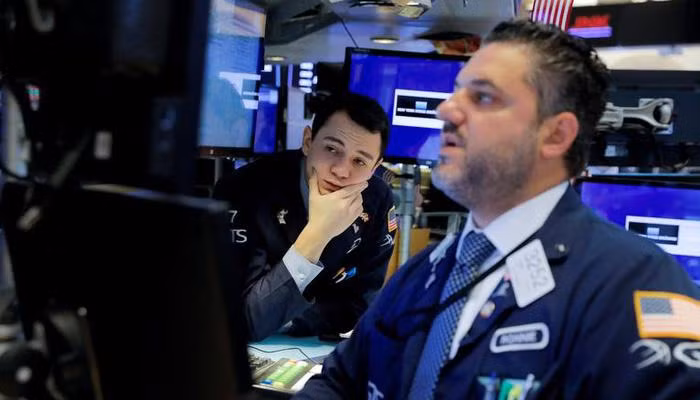 Các nhà giao dịch cổ phiếu trên sàn NYSE ở New York, Mỹ - Ảnh: Reuters.