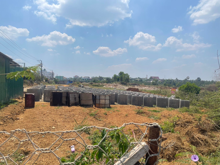 Theo phản ánh, trong thời gian mời thầu, xuất hiện hàng trăm ống cống tròn có kích thước giống trong HSMT