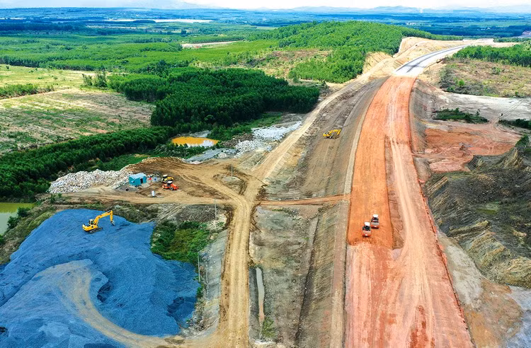 Chi phí xây dựng, trong đó nhiều nhất là vật liệu xây dựng, ca máy, nhân công… tại các công trình đường cao tốc đã tăng từ 10 - 50%. Ảnh: Lê Tiên