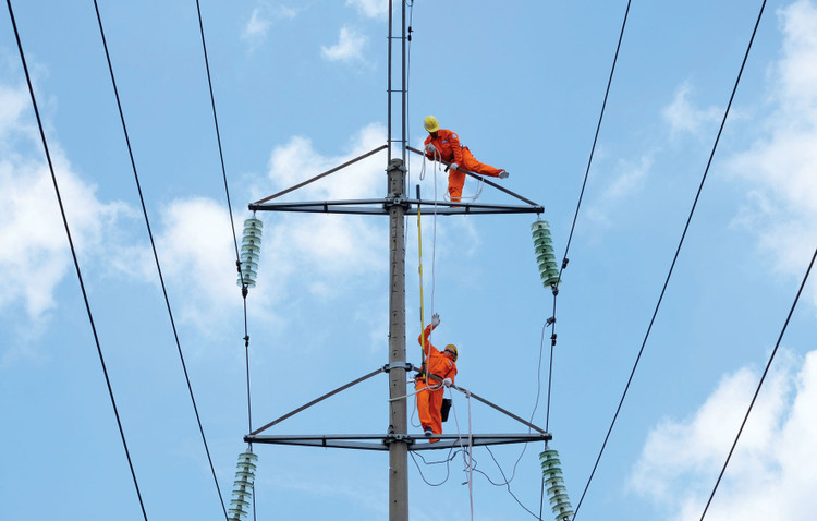 Đẩy nhanh tiến độ, sớm đưa các dự án phát điện, truyền tải điện vào vận hành sẽ góp phần đáp ứng nhu cầu điện cho sản xuất, kinh doanh và tiêu dùng. Ảnh minh họa: Song Lê