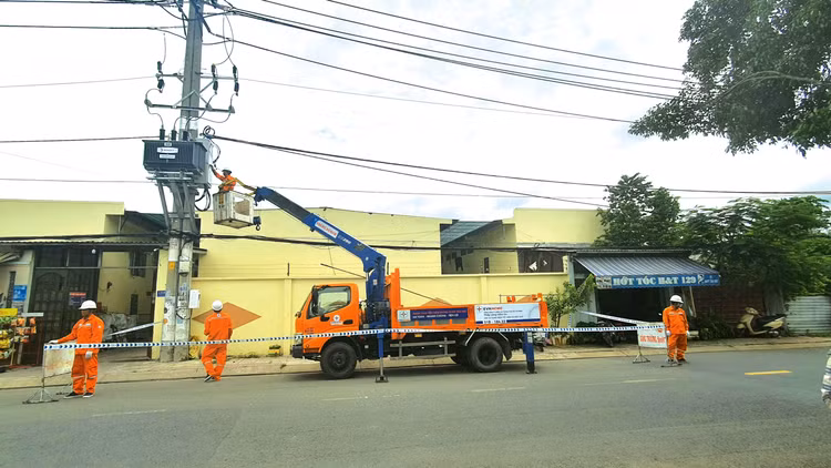 EVNHCMC tăng cường kiểm tra, rà soát toàn bộ lưới điện, nhất là các khu vực dễ bị ảnh hưởng bởi thời tiết cực đoan để kịp thời xử lý