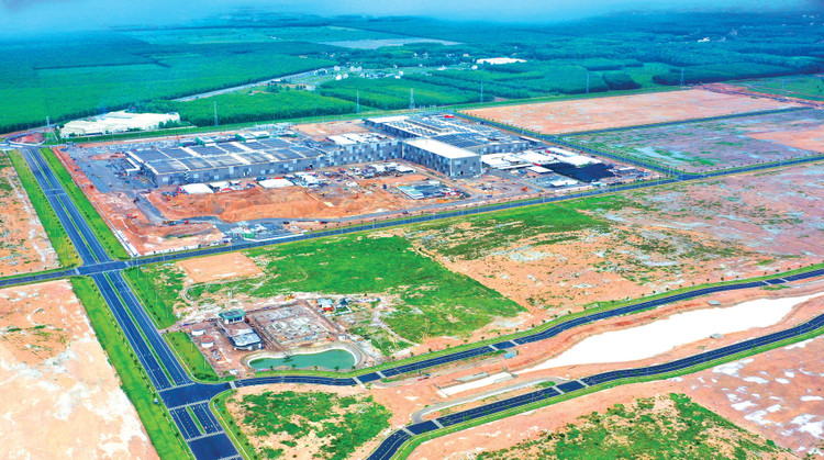 Nhiều địa phương xác định việc tháo gỡ khó khăn, vướng mắc của các dự án và doanh nghiệp, đẩy mạnh đầu tư ngoài ngân sách nhà nước là giải pháp quan trọng để tạo động lực cho tăng trưởng. Ảnh: Anh Tuấn