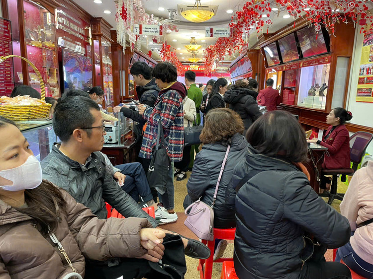 Các công ty vàng bạc giao dịch với mức chênh lệch lớn giữa giá mua và giá bán nên người nắm giữ vàng không dễ tìm kiếm lợi nhuận từ việc lướt sóng. Ảnh: Xuân Yến