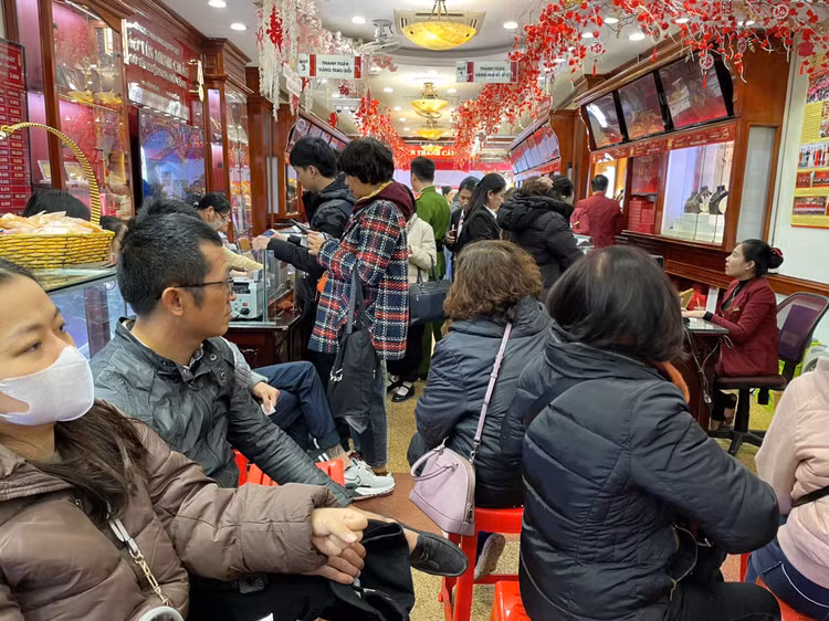 Các công ty vàng bạc giao dịch với mức chênh lệch lớn giữa giá mua và giá bán nên người nắm giữ vàng không dễ tìm kiếm lợi nhuận từ việc lướt sóng. Ảnh: Xuân Yến