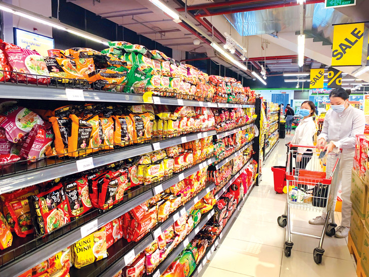 Cùng với việc cung ứng đầy đủ hàng hóa, cần kiểm soát giá cả một số nhóm hàng thiết yếu để cuộc sống của nhiều người lao động được đảm bảo. Ảnh: Nhã Chi