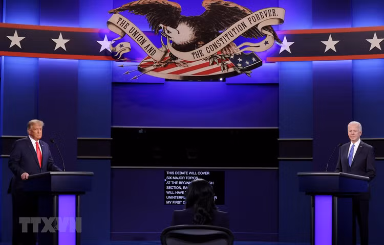 Đương kim Tổng thống Mỹ Donald Trump (trái) và ứng viên Tổng thống của đảng Dân chủ Joe Biden (phải) tại vòng tranh luận trực tiếp cuối cùng ở thành phố Nashville, bang Tennesse tối 22/10/2020 (giờ Mỹ). (Ảnh: AFP/TTXVN)