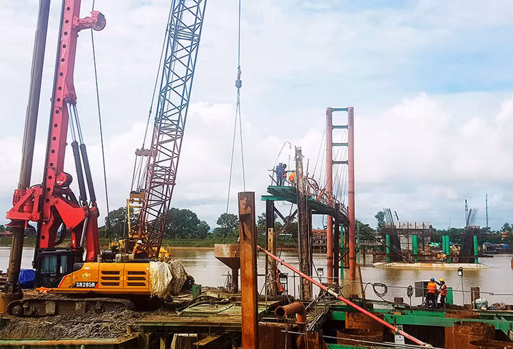 Các nhà thầu đang tập trung thi công hạng mục cầu trên tuyến đường ven biển kết nối hành lang kinh tế Đông Tây, tỉnh Quảng Trị giai đoạn 1. Ảnh: Tú Linh