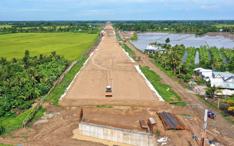 Theo UBND tỉnh Hậu Giang, tiến độ xây dựng phần tuyến của Dự án thành phần 3 thuộc Dự án cao tốc Châu Đốc - Cần Thơ - Sóc Trăng giai đoạn 1 chưa đạt yêu cầu vì thiếu cát. Ảnh: Tiên Giang