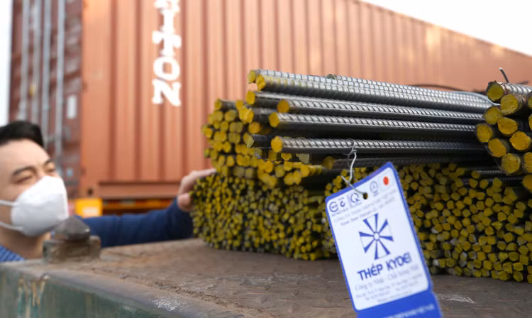 MBS Research dự báo, giá thép xây dựng nội địa năm 2024 sẽ phục hồi lên mức 15 triệu đồng/tấn, tăng 8% so với năm 2023. Ảnh: Nhã Chi