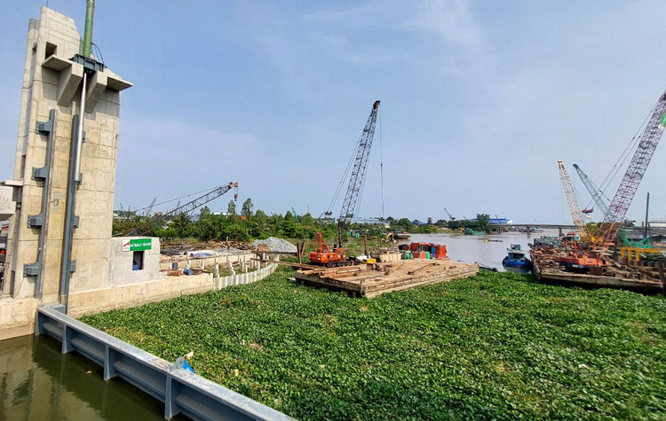 Khối lượng thi công cống âu Nguyễn Tấn Thành đạt khoảng 80% khối lượng hợp đồng. Ảnh: Như Nguyệt