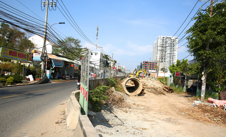 Đoạn mở rộng đường Lương Định Của thuộc Dự án Xây dựng nút giao thông An Phú chưa thể triển khai. Ảnh: Lê Tiên