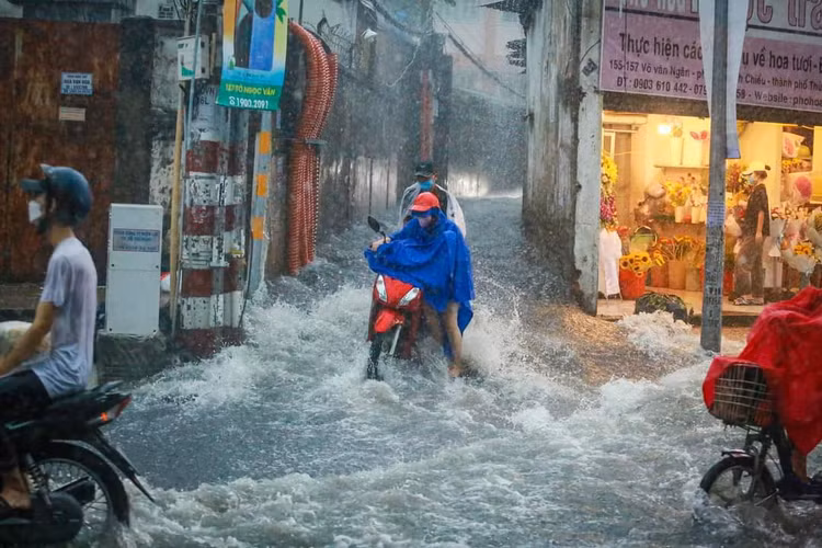 Chiều 15/5, mưa lớn gây ngập và chảy xối xả trên đường Võ Văn Ngân, TP. Thủ Đức, TP.HCM. Ảnh: NT st
