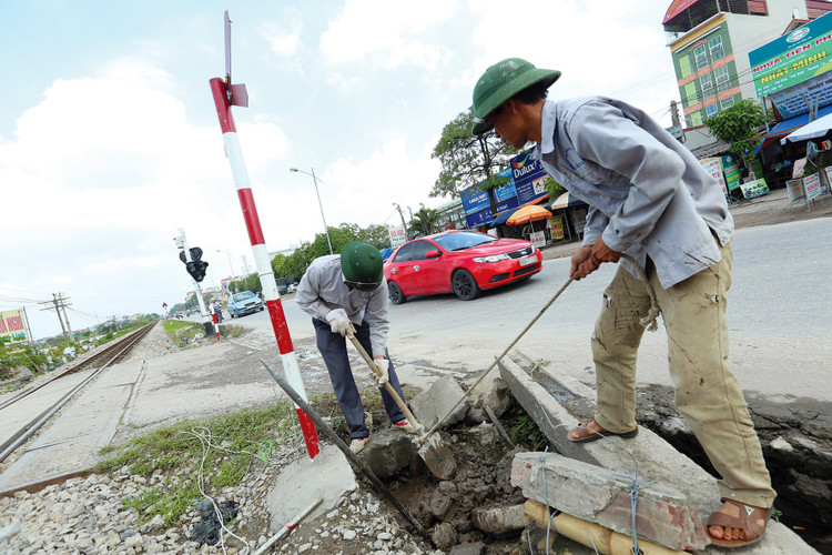 Công ty CP Đầu tư và Xây dựng công trình 3 đang thực hiện nhiều gói thầu cải tạo, nâng cấp tuyến đường sắt Hà Nội - TP.HCM. Ảnh minh họa: Tường Lâm