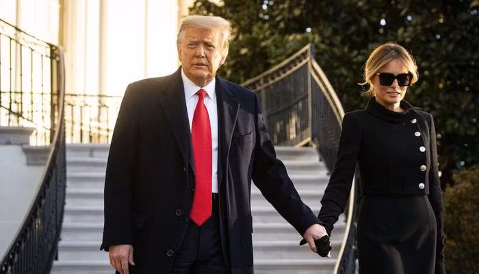 Cựu Tổng thống Donald Trump và phu nhân Melania Trump rời Nhà Trắng sáng ngày 20/1 - Ảnh: Bloomberg