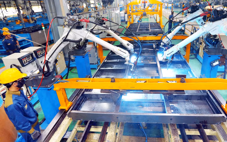 Tới năm 2025, tối thiểu 100.000 doanh nghiệp sẽ được hỗ trợ kỹ thuật về chuyển đổi số. Ảnh: Lê Tiên