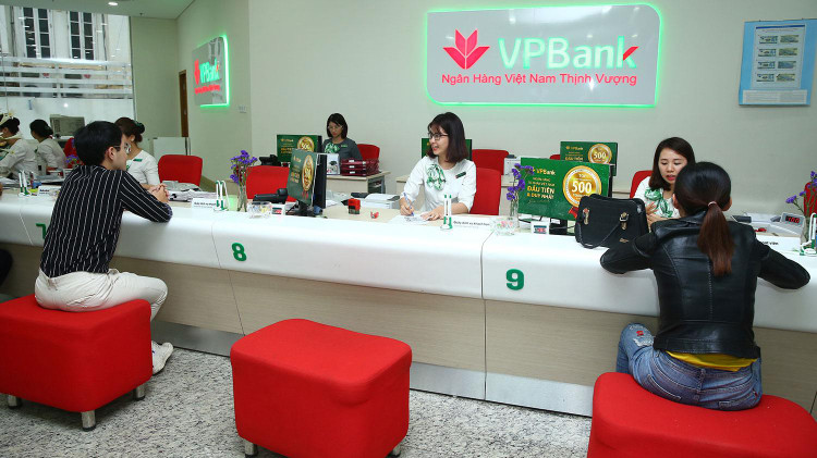 Ngân hàng giữ chênh lệch lãi suất tiền gửi và cho vay khoảng 2,5 - 3% để đảm bảo hoạt động nên lãi suất khó giảm thêm. Ảnh: Lê Tiên