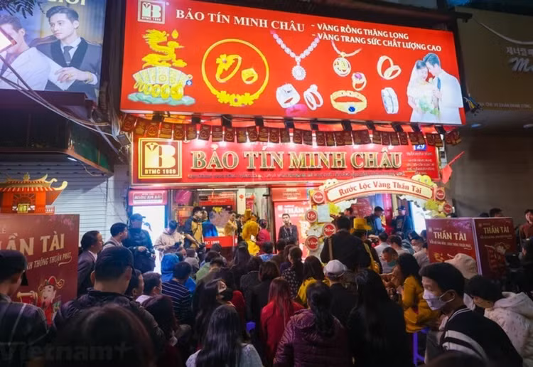 Theo quan sát chỉ có hệ thống Bảo Tín Minh Châu có người xếp hàng mua vàng ngày vía Thần Tài. (Ảnh: Minh Sơn/Vietnam+)